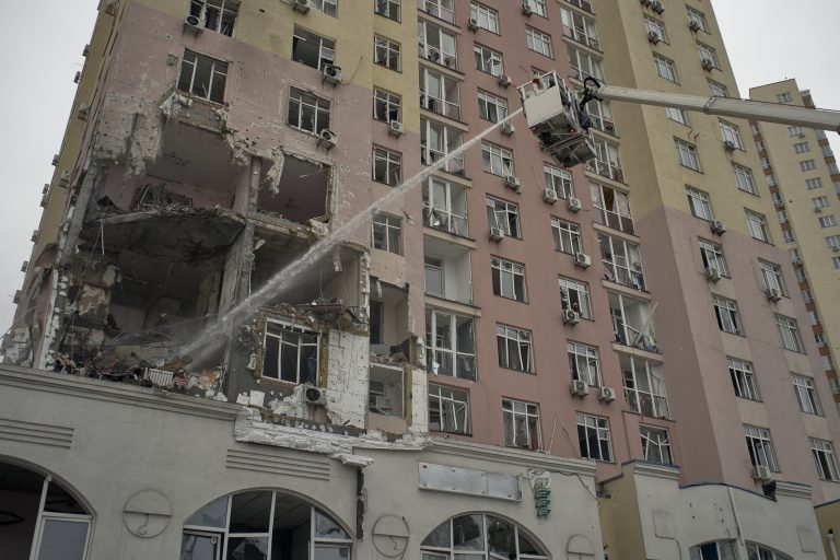 Rusia lanza un gran bombardeo sobre Kiev en vísperas de la reunión entre Trump y Zelenski