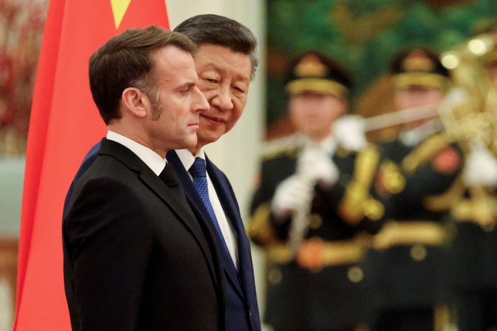 Macron, ante Xi en China: “Nos enfrentamos al riesgo de una desintegración del orden internacional”