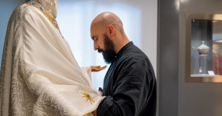 Filippo Sorcinelli, el diseñador del Papa: los secretos del extravagante sastre que logró poner a León XIV en un ranking de moda