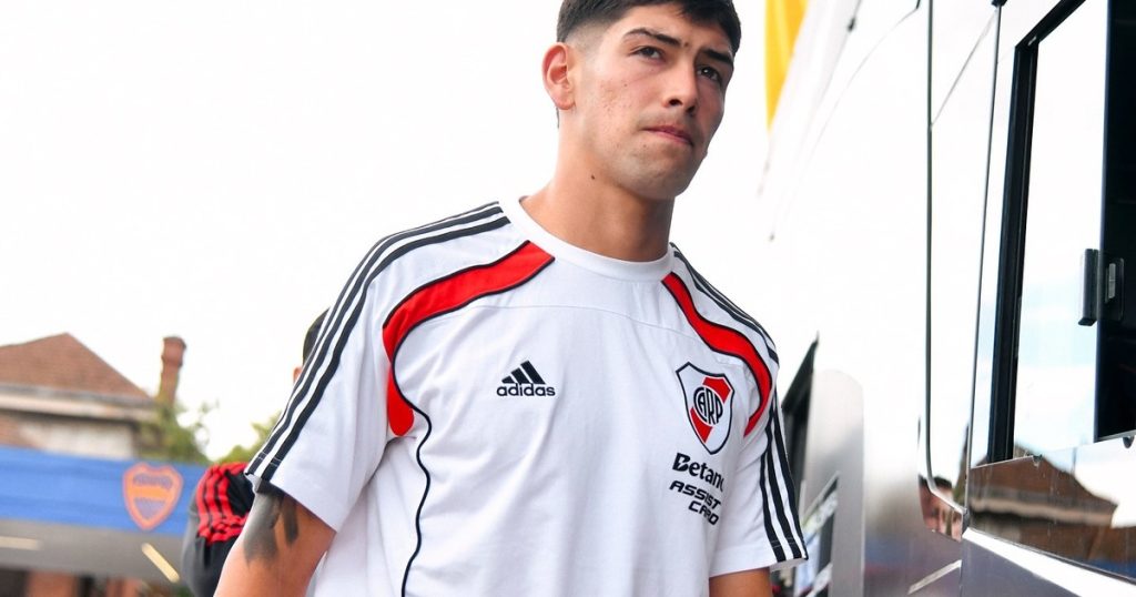 Rivero, en el podio de rendimiento para el cuerpo técnico y pispeando la lista de Scaloni