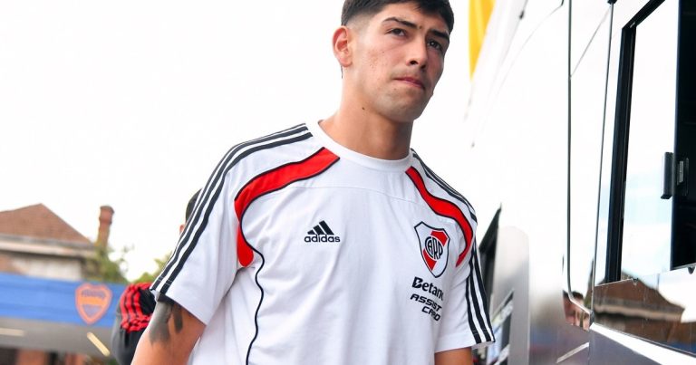 Rivero, en el podio de rendimiento para el cuerpo técnico y pispeando la lista de Scaloni