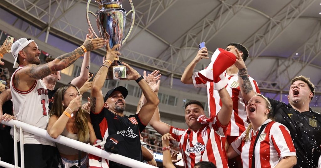 El festejo de Verón con el trofeo en sus manos y "las cosas buenas prevalecen siempre sobre las malas"