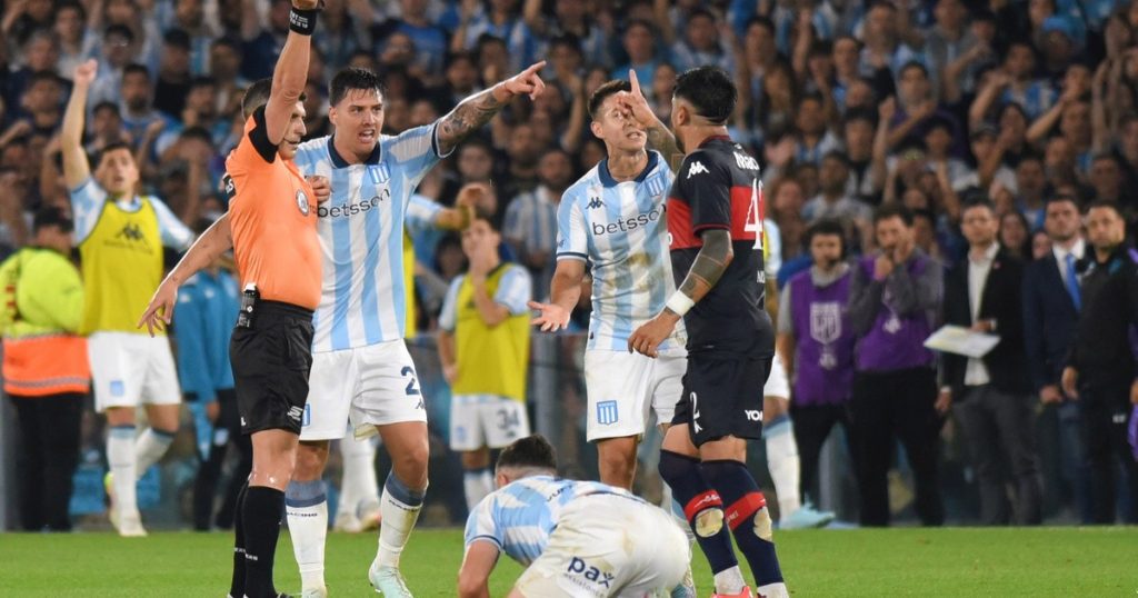 Video: la expulsión de Cachila Arias por pegarle de atrás a Maravilla Martínez