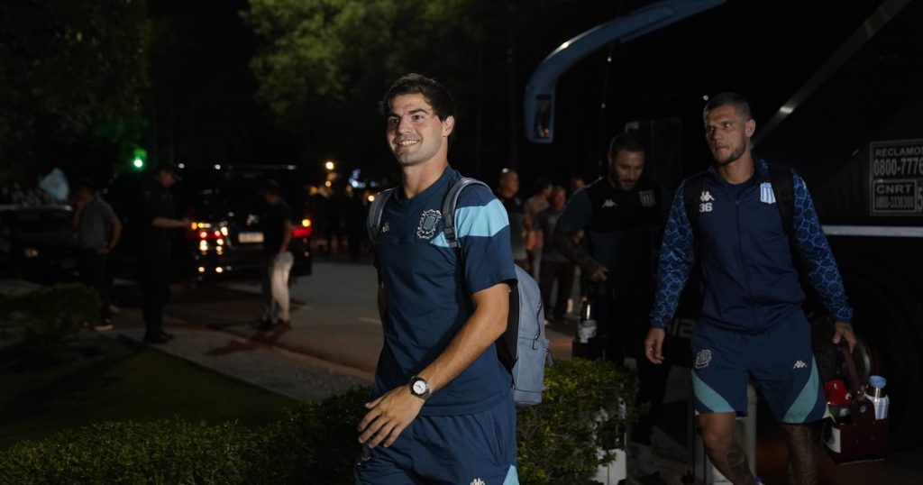 El plantel de Racing llegó a Santiago del Estero y fue recibido por su gente