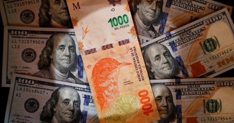 Este año el dólar le gana la carrera a la inflación: qué pasará en 2026