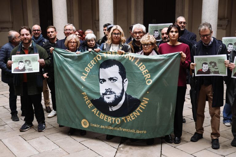 Tras un año detenido sin cargos en Venezuela, la familia del cooperante italiano Alberto Trentini acusa al Gobierno de Meloni de inacción