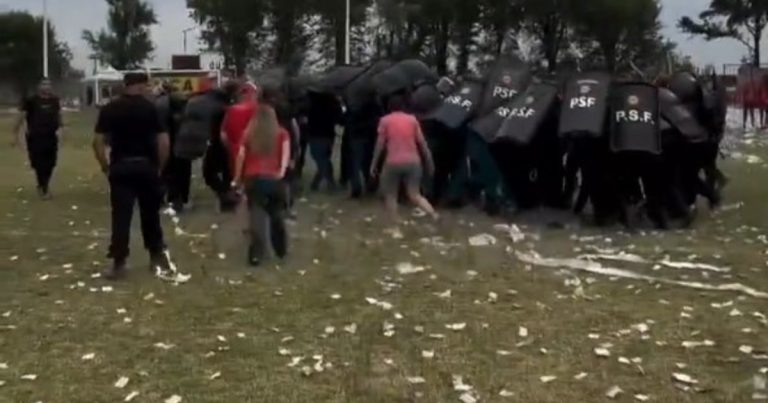 El video de otro escándalo con Andrés Merlos: le tiraron piedras y quisieron pegarle en Casilda