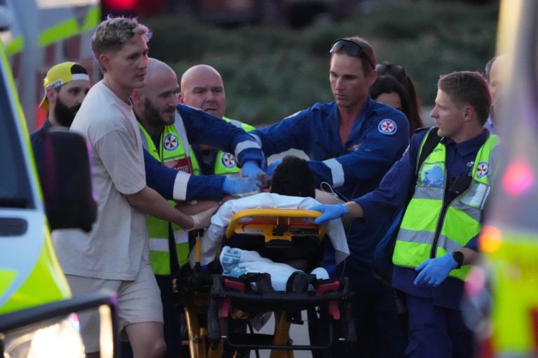 Al menos 10 muertos en un tiroteo en la playa australiana de Bondi, en Sídney
