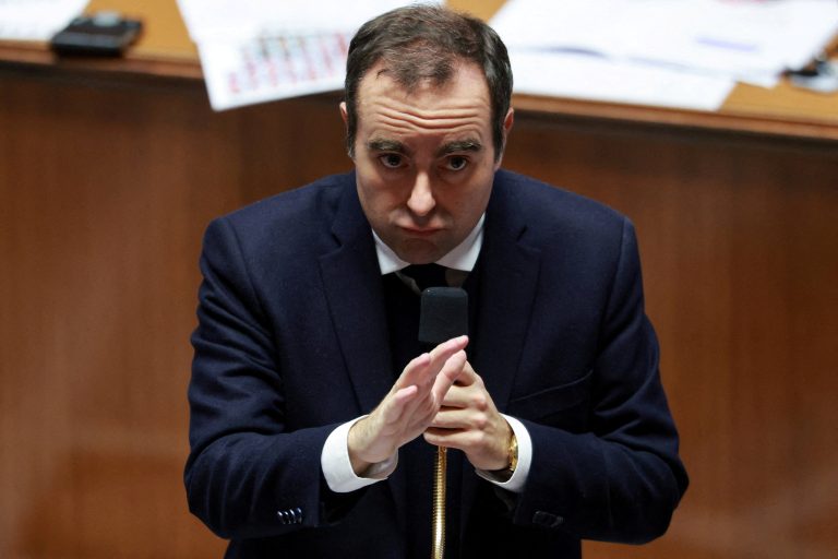 Francia aprueba la prórroga presupuestaria pero no evita el bloqueo