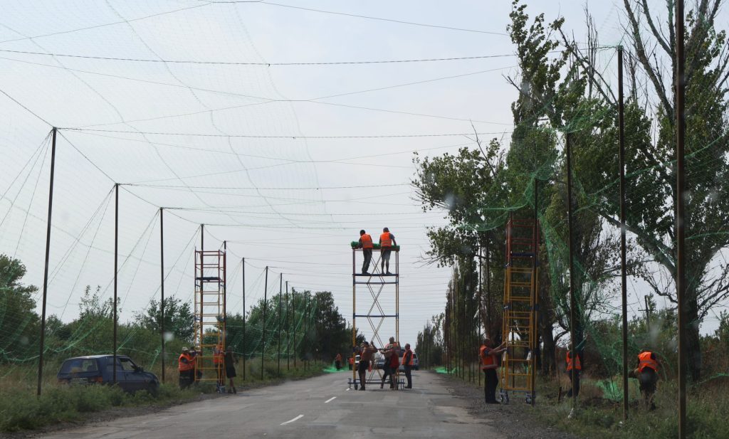 Ucrania y Rusia cubren sus carreteras en el frente con redes para parar a los drones enemigos