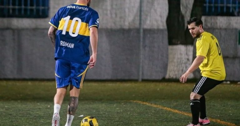 El goleador francés que jugó un picadito con una camiseta de Boca