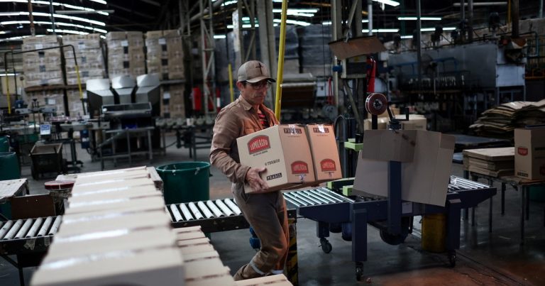 Se agrieta la cadena de pagos: la mitad de la industria tiene problemas financieros y hay 40% más de cheques rechazados