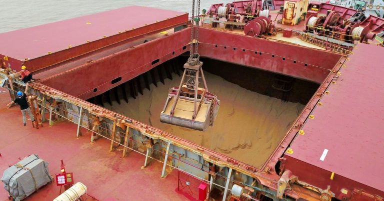 China sorprende al mercado: rompe récords de importación… y de repente parece que desacelera