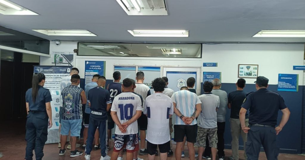 Balazos a la salida del estadio y violencia en el centro de La Plata: 23 detenidos y 12 oficiales heridos