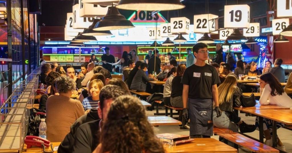 Adiós al swipe: así funciona el fono bar que volvió para conocer gente en vivo