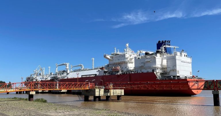 El Gobierno ya prepara los aumentos de tarifas de dos dígitos para 2026 y dejará de subsidiar el gas importado