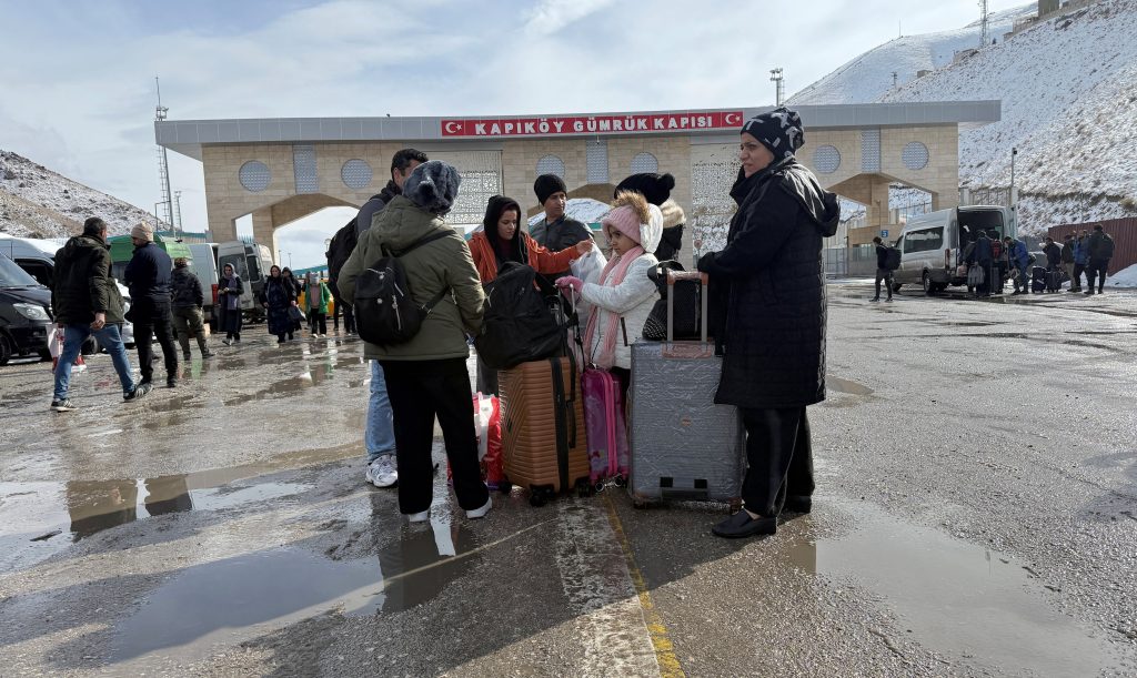 Recorrer 300 kilómetros a -10 grados para huir del bloqueo de internet en Irán: “Nuestra hija no sabe de nosotros”