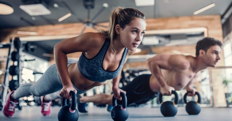 Un estudio revela que las repeticiones isométricas desarrollan tanto músculo como las completas: una alternativa clave si estás lesionado