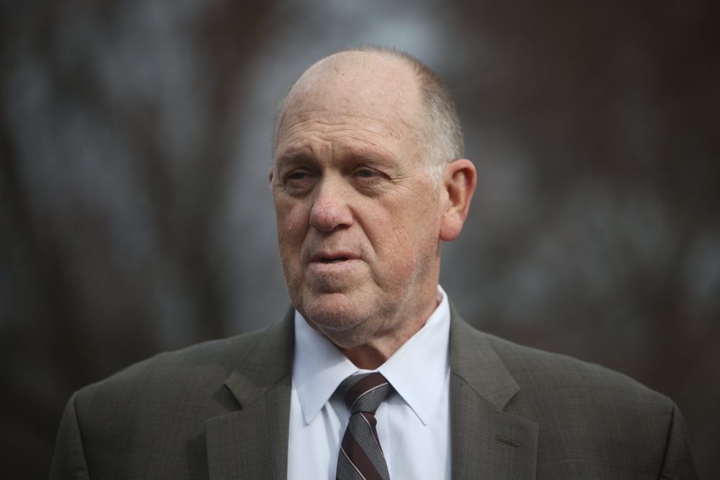 La furia por la violencia de la policía migratoria fuerza a Trump a cambiar su táctica sobre Minneapolis