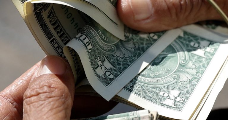 Dólar hoy y dólar blue, EN VIVO: a cuánto cotiza el oficial y cuál es el precio del paralelo este lunes 5 de enero, minuto a minuto