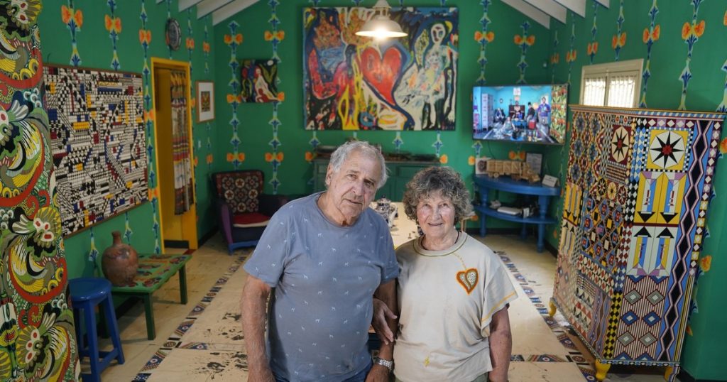 Llevan más de medio siglo juntos, convirtieron su casa en una obra de arte y la abren a los vecinos