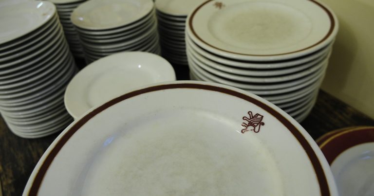 Adiós a los platos apilados en la cocina: la mejor forma de evitar el desorden en casa