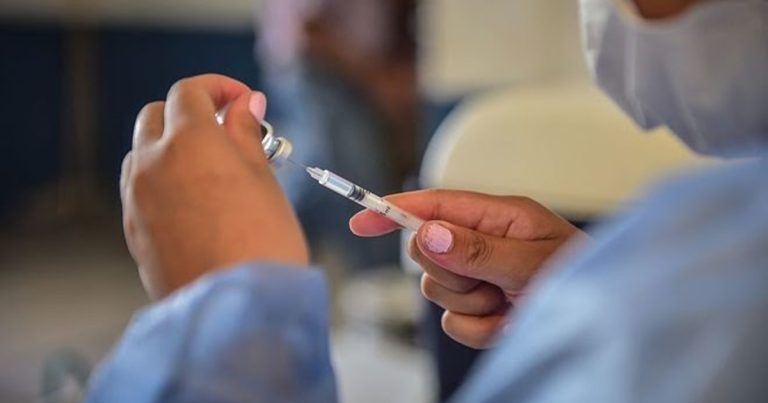 Gavin Newsom criticó la votación para poner fin a la vacunación universal contra la hepatitis B