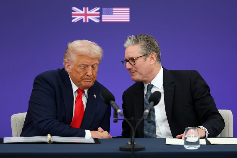 Trump humilla a su aliado Starmer al calificar de “estupidez” la devolución de las islas Chago a Mauricio