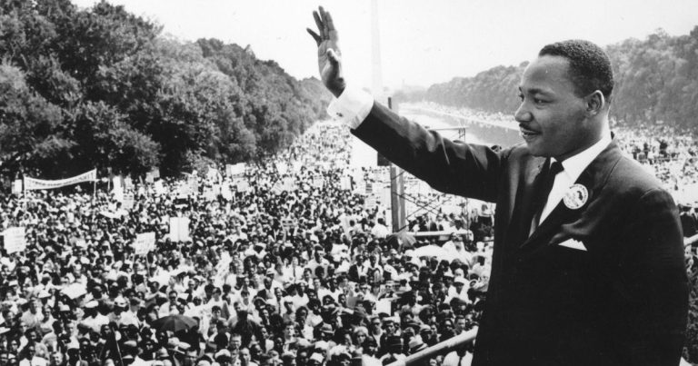 Cita del día, de Martin Luther King Jr.: "La oscuridad no puede expulsar a la oscuridad; solo la luz puede hacerlo. El odio no puede expulsar al odio; solo el amor puede hacerlo"