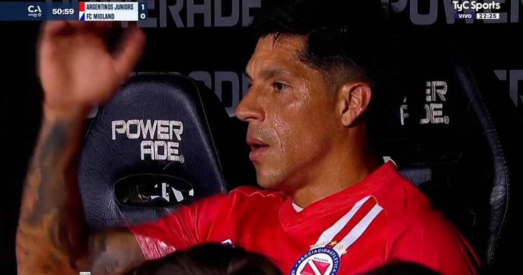 Video: el fastidio de Enzo Pérez al dejar la cancha