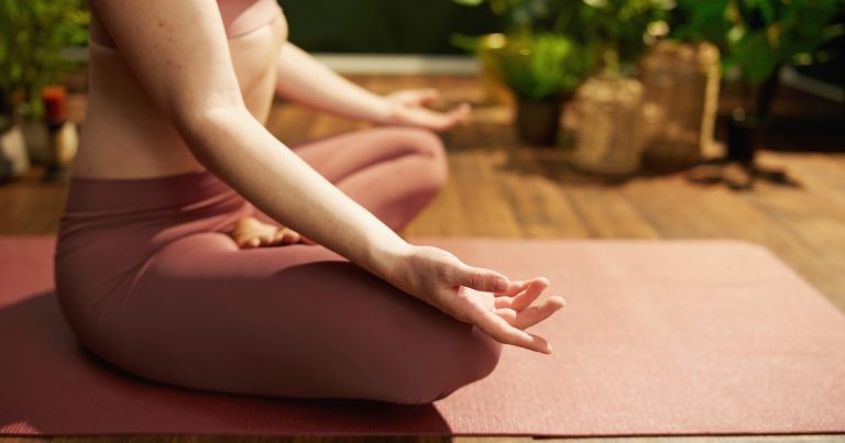 La postura de yoga ideal para quienes pasan mucho tiempo sentado