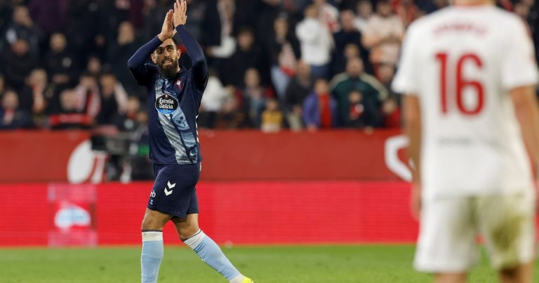 Video: insultos homofóbicos a Borja Iglesias a la salida del estadio del Sevilla
