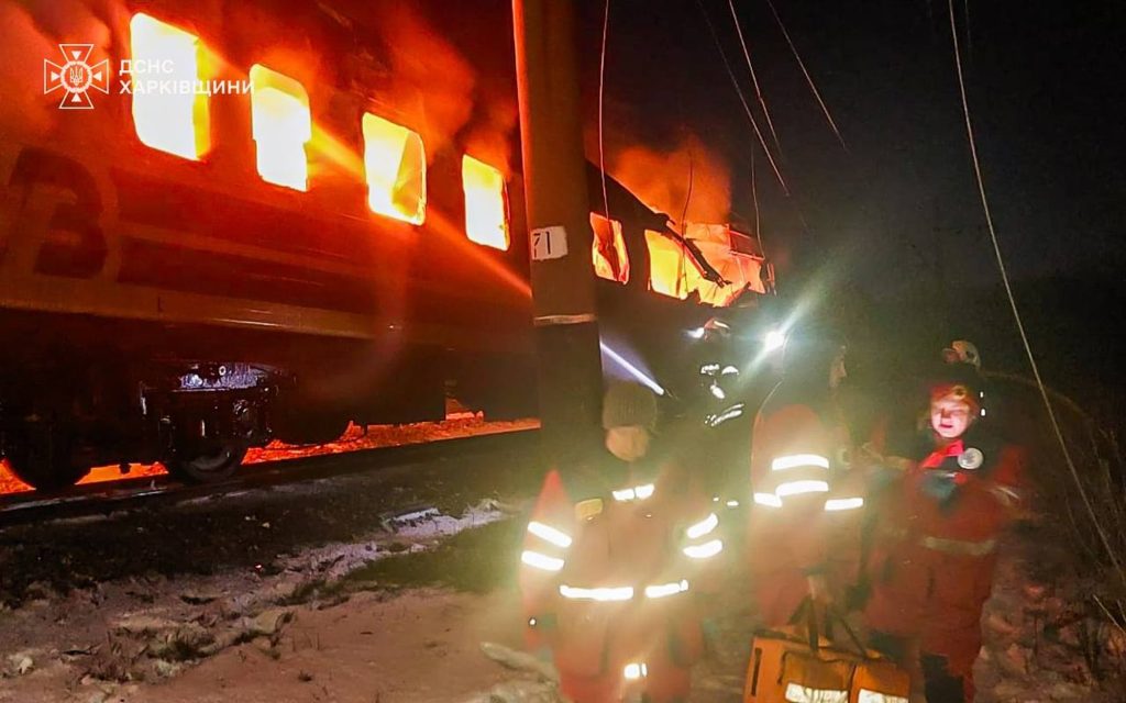 Drones rusos alcanzan un tren de pasajeros en el noreste de Ucrania y causan cinco muertos