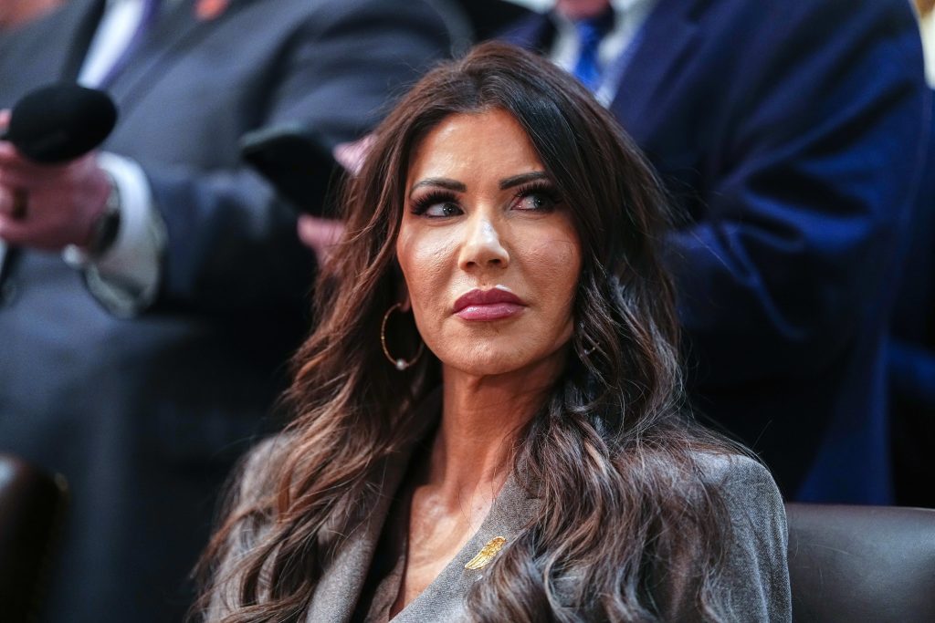 Kristi Noem, la cara más desafiante de la cacería de migrantes de Trump