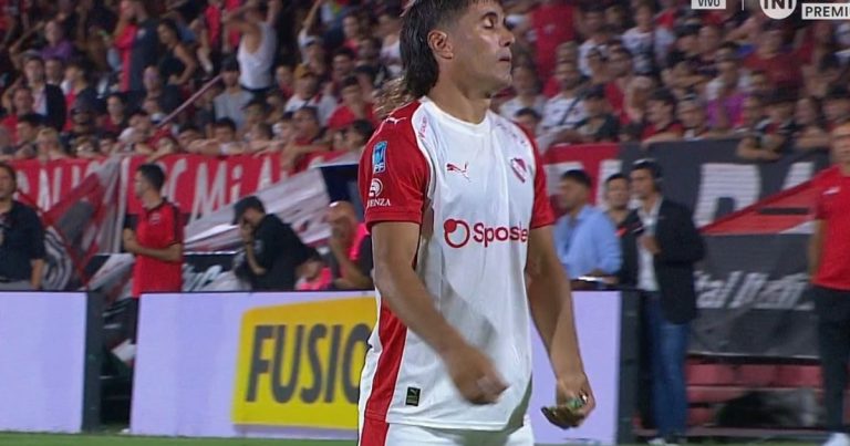 Su pasado lo condena: los hinchas de Newell's le tiraron de todo a Malcorra y se paró el partido