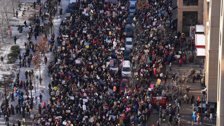 La detención de un niño de cinco años a manos del ICE echa más leña al fuego de las calles de Minneapolis
