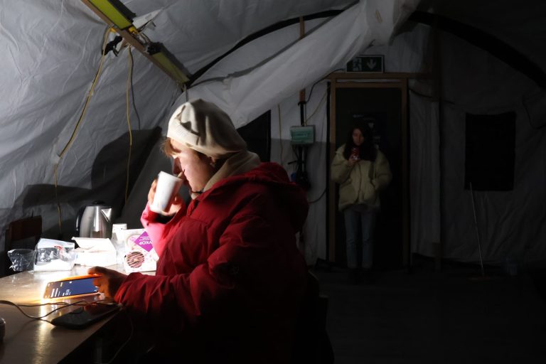 En la zona cero de los bombardeos rusos contra Ucrania: dos semanas sin calefacción ni agua ni luz a -20º