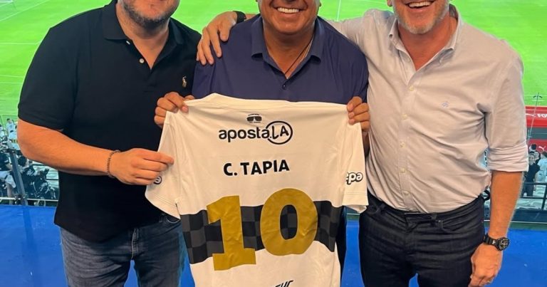 Chiqui Tapia junto a Domínguez en Asunción