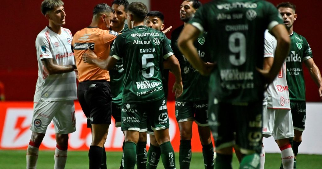 Video: roja directa a Insaurralde por una patada en la cara de Porcel