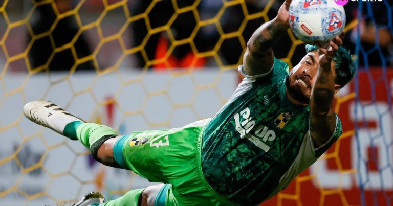 El increíble arquero de Coquimbo Unido: se sacó los guantes, tapó dos penales, metió el suyo y salió campeón