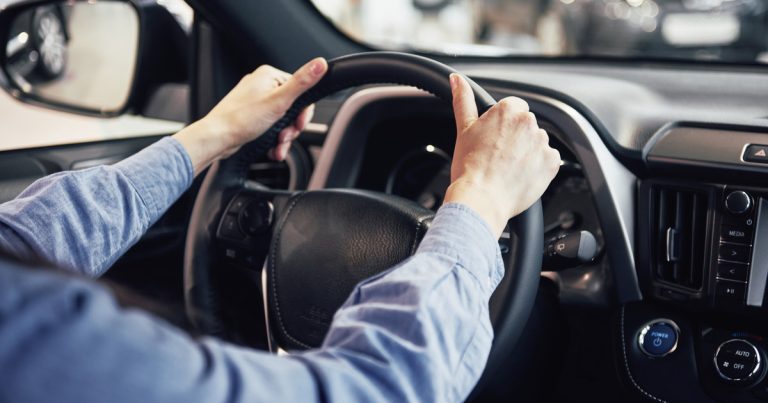 La forma de conducir el auto podría ser una señal de deterioro cognitivo, según estudios científicos