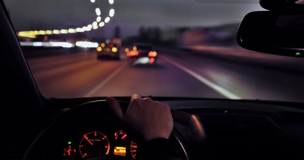 Cómo mejorar la visión al conducir de noche, según expertos