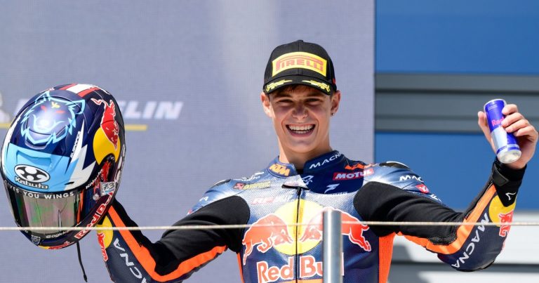 Valentín Perrone, el argentino que acelera a fondo en el Gran Circo del motociclismo mundial: del disfrute de "bailar con la moto" al "miedo interior"