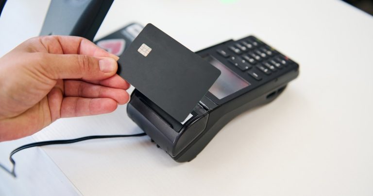 Las 3 verdades engañosas de los descuentos con tarjeta y cómo detectarlas a tiempo