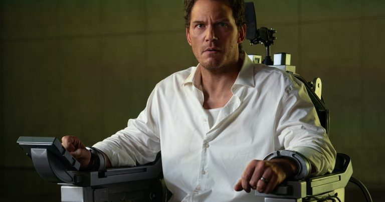 En Sin piedad Chris Pratt está 90 minutos sentado (y atado) para que no lo maten