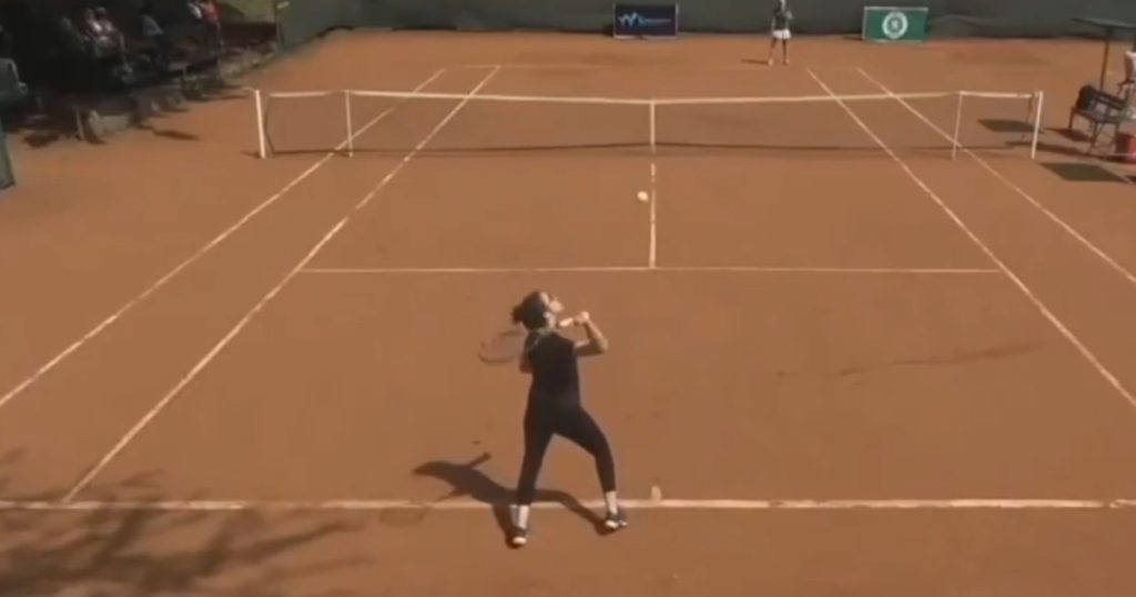 El viral papelón del mundo del tenis: una mujer jugó un partido profesional sin ni siquiera saber agarrar la raqueta