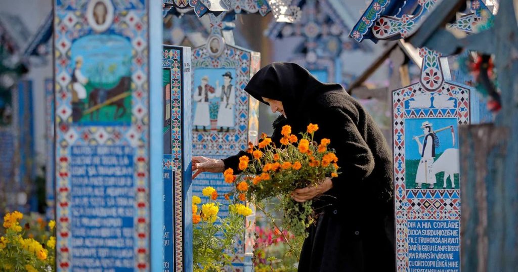 Verdades incómodas, pecados e intimidades sin filtro: así es Sapantza, "el cementerio más feliz del mundo"