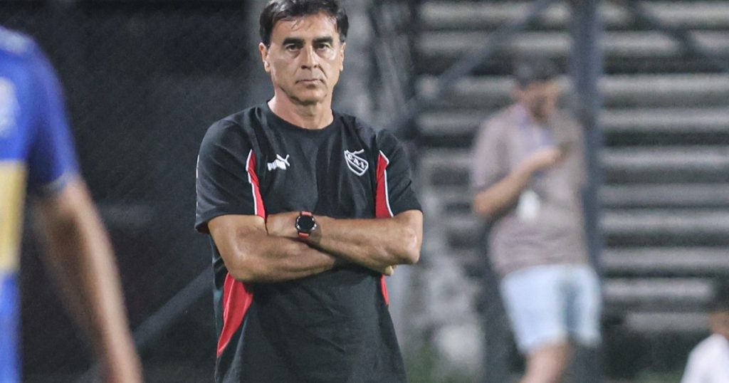 Gustavo Quinteros: de “vamos a hablar con Montiel” a “queremos pelear arriba”