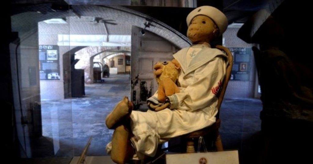 Dicen que no hay que mirarlo sin permiso... La historia de Robert the Doll, el muñeco siniestro que aterrorizó a todo Key West