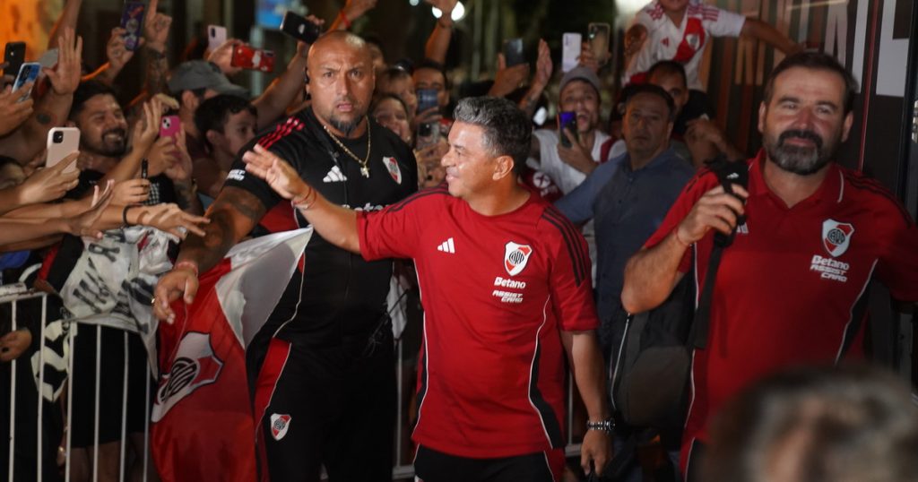 La llegada de River a San Luis: muy buena onda de la gente con Gallardo